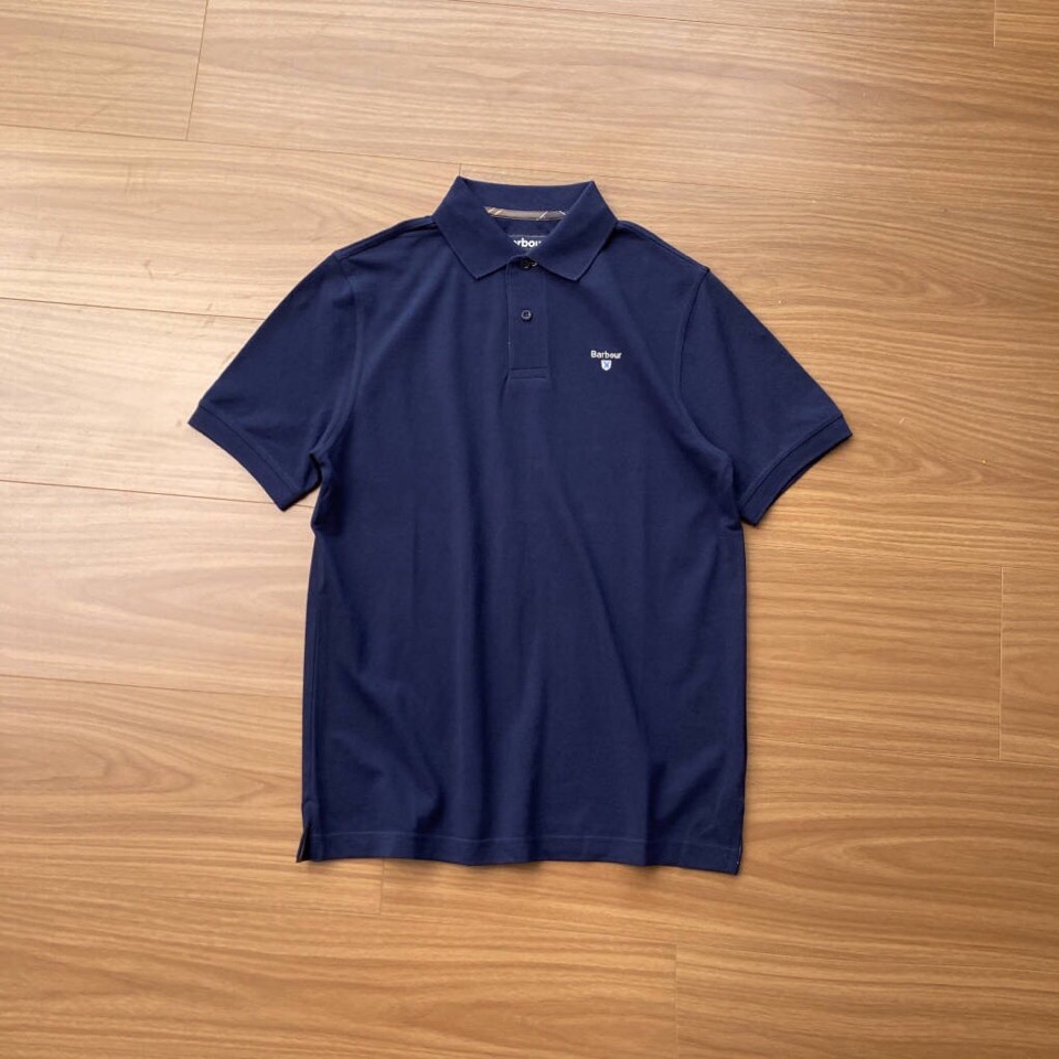 Barbour 经典男女同款情侣款，格纹领短袖翻领POLO衫|英伦经典，解锁夏日高级感\n作为英国百年老