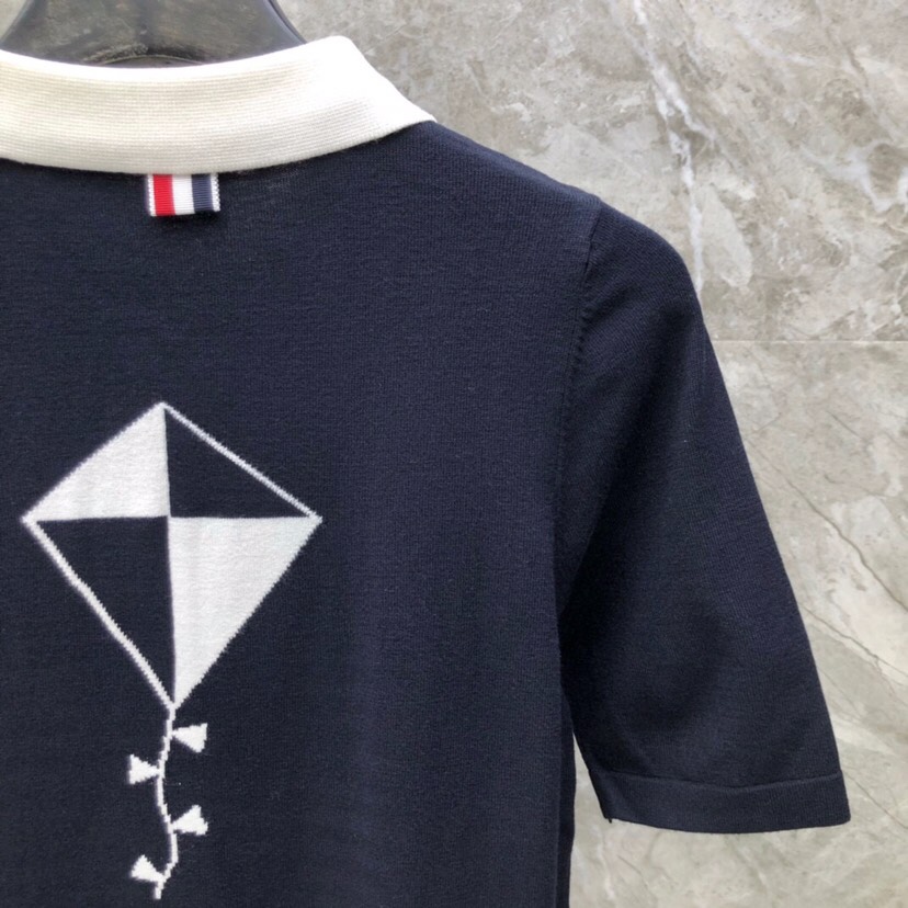 THOM BROWNE 汤姆布朗 TB 🌺后背风筝🪁🌺女款针织翻领T恤Polo衫 \n码数：0-2 颜色
