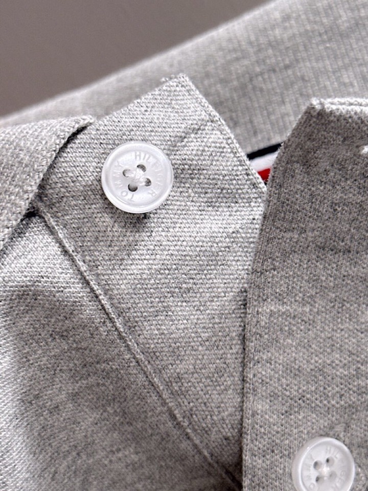 THOM BROWNE 汤姆布朗 TB25ss春夏新款翻领T恤Polo衫，舒适细腻带来极佳的亲肤感，同时