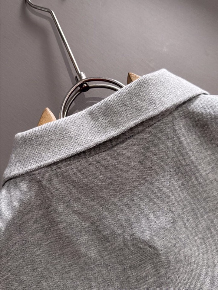 THOM BROWNE 汤姆布朗 TB25ss春夏新款翻领T恤Polo衫，舒适细腻带来极佳的亲肤感，同时