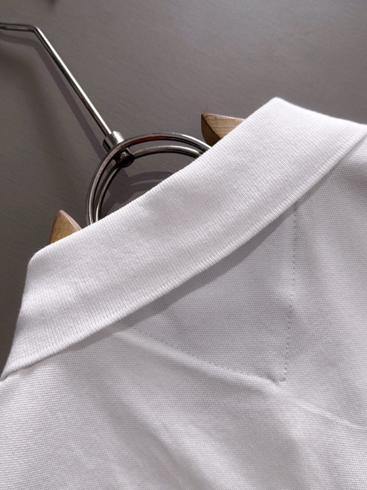 THOM BROWNE 汤姆布朗 TB25ss春夏新款翻领T恤Polo衫，舒适细腻带来极佳的亲肤感，同时