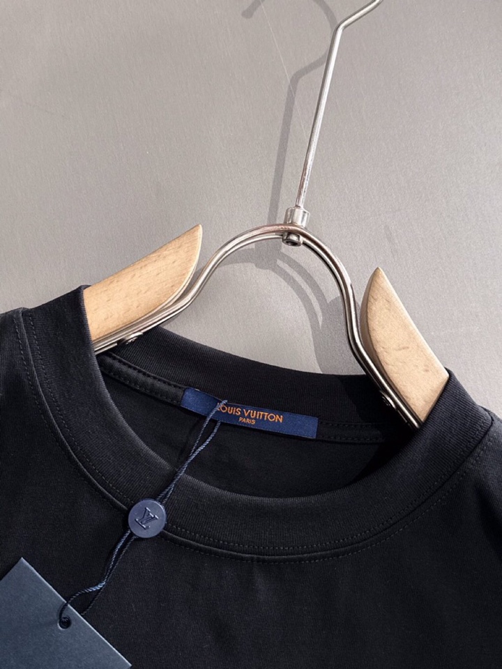 🔥 Louis Vuitton 路易威登LV 驴牌25ss新款短袖圆领T恤，男女同款情侣款，定制260克