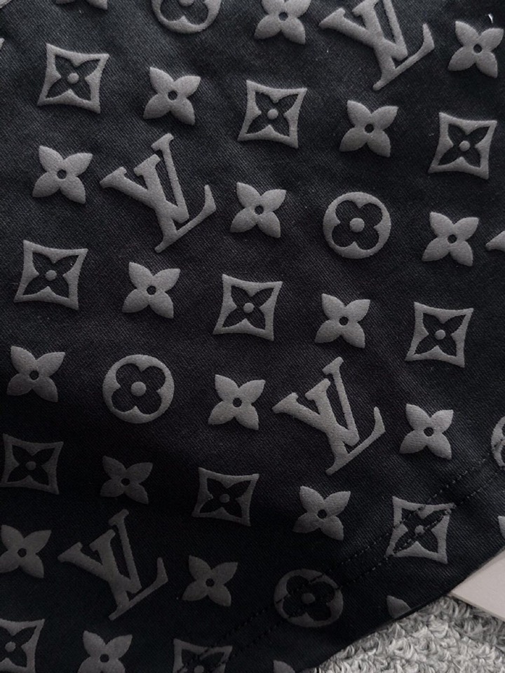 🔥 Louis Vuitton 路易威登LV 驴牌25ss新款短袖圆领T恤，男女同款情侣款，定制260克