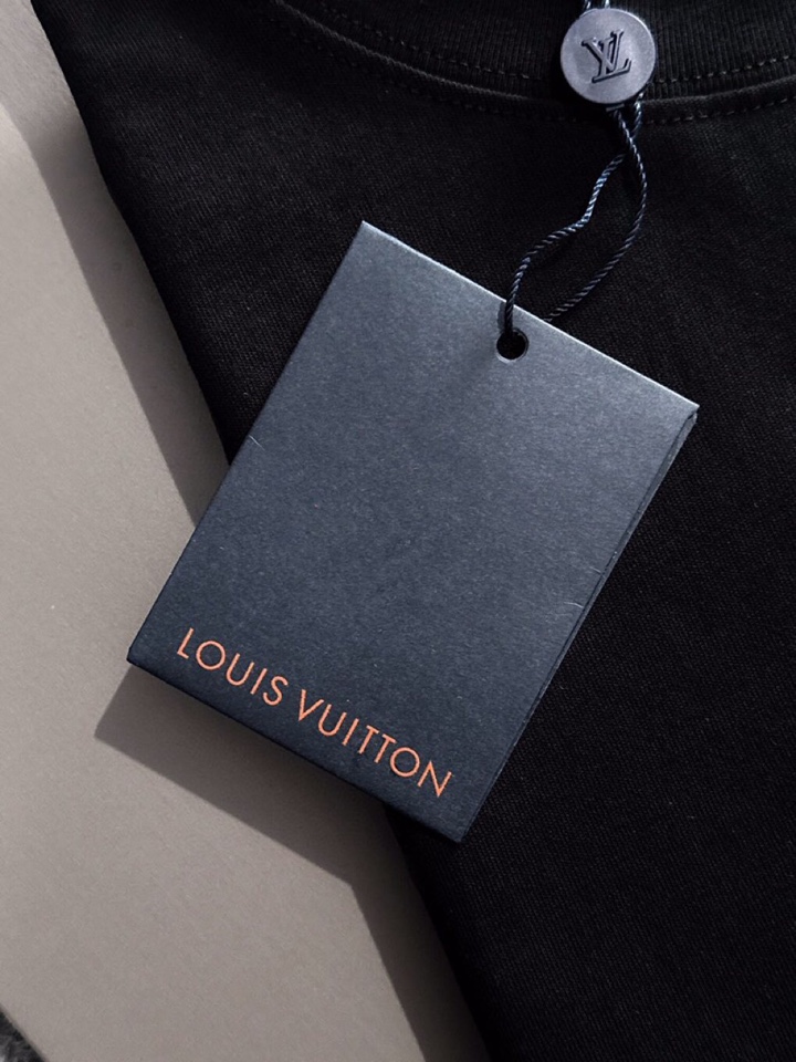 🔥 Louis Vuitton 路易威登LV 驴牌25ss新款短袖圆领T恤，男女同款情侣款，定制260克