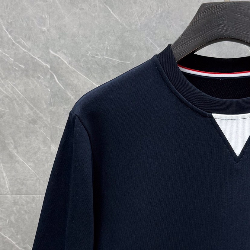 THOM BROWNE 汤姆布朗 TB新季白边侧四杠卫衣 男女同款情侣款圆领卫衣\n码数：1-5 颜色：