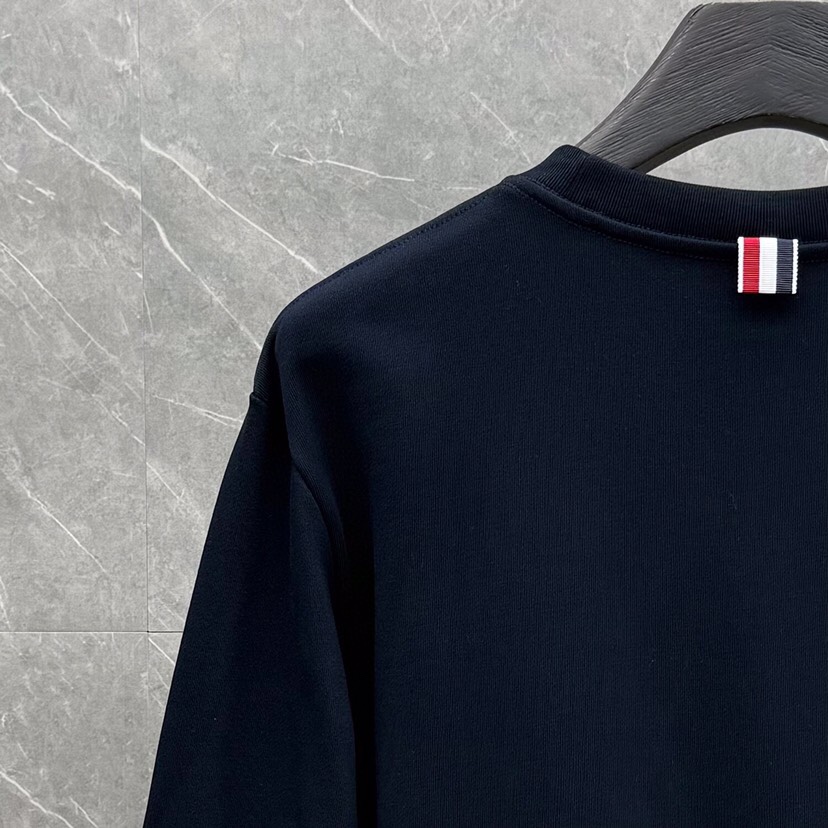 THOM BROWNE 汤姆布朗 TB新季白边侧四杠卫衣 男女同款情侣款圆领卫衣\n码数：1-5 颜色：