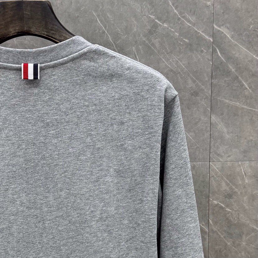 THOM BROWNE 汤姆布朗 TB新季白边侧四杠卫衣 男女同款情侣款圆领卫衣\n码数：1-5 颜色：