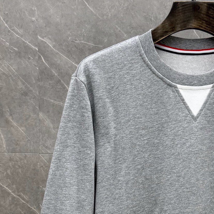 THOM BROWNE 汤姆布朗 TB新季白边侧四杠卫衣 男女同款情侣款圆领卫衣\n码数：1-5 颜色：