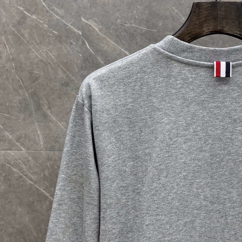 THOM BROWNE 汤姆布朗 TB新季白边侧四杠卫衣 男女同款情侣款圆领卫衣\n码数：1-5 颜色：