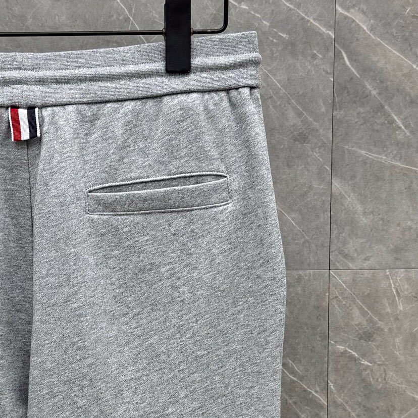 THOM BROWNE 汤姆布朗 TB新季红白蓝四杠系列【卫裤】 男女同款情侣款休闲裤\n码数：1-5 