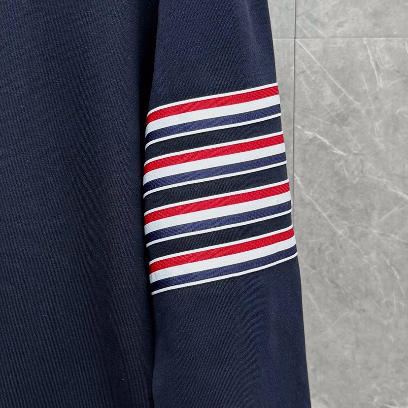 THOM BROWNE 汤姆布朗 TB 新季红白蓝四杠系列【卫衣】 男女同款情侣款圆领卫衣\n码数：1-
