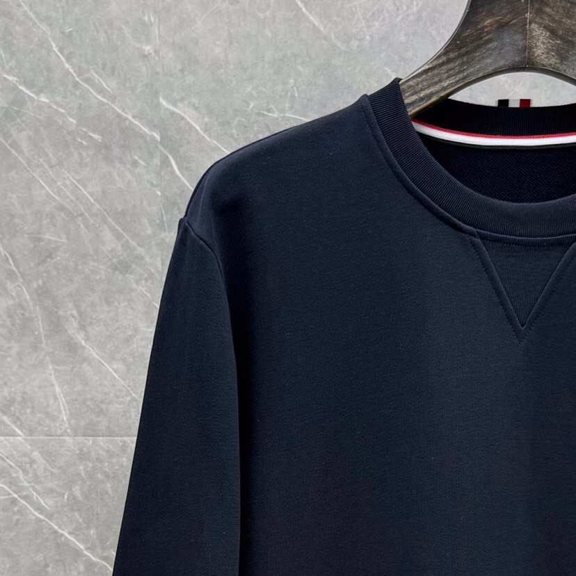 THOM BROWNE 汤姆布朗 TB 新季红白蓝四杠系列【卫衣】 男女同款情侣款圆领卫衣\n码数：1-