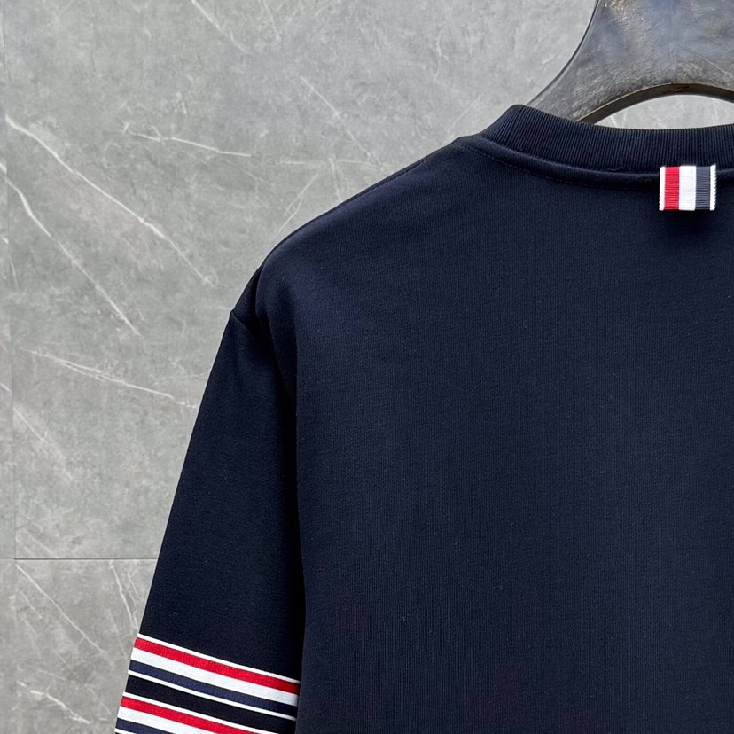 THOM BROWNE 汤姆布朗 TB 新季红白蓝四杠系列【卫衣】 男女同款情侣款圆领卫衣\n码数：1-