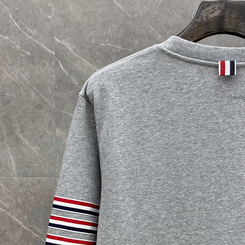 THOM BROWNE 汤姆布朗 TB 新季红白蓝四杠系列【卫衣】 男女同款情侣款圆领卫衣\n码数：1-