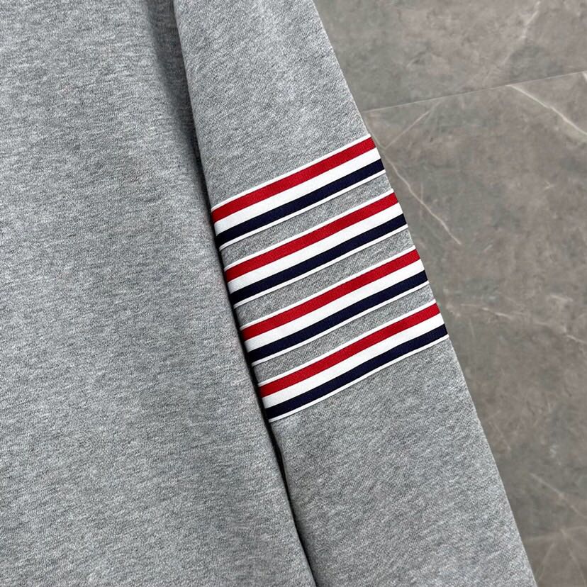 THOM BROWNE 汤姆布朗 TB 新季红白蓝四杠系列【卫衣】 男女同款情侣款圆领卫衣\n码数：1-
