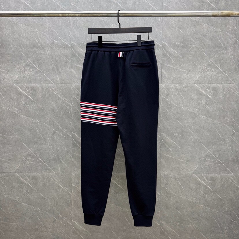 THOM BROWNE 汤姆布朗 TB 新季红白蓝四杠系列男女同款情侣款圆领套装\n码数：1-5 颜色：