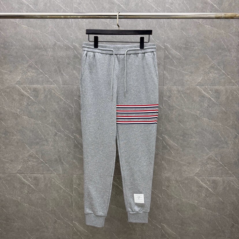 THOM BROWNE 汤姆布朗 TB 新季红白蓝四杠系列男女同款情侣款圆领套装\n码数：1-5 颜色：