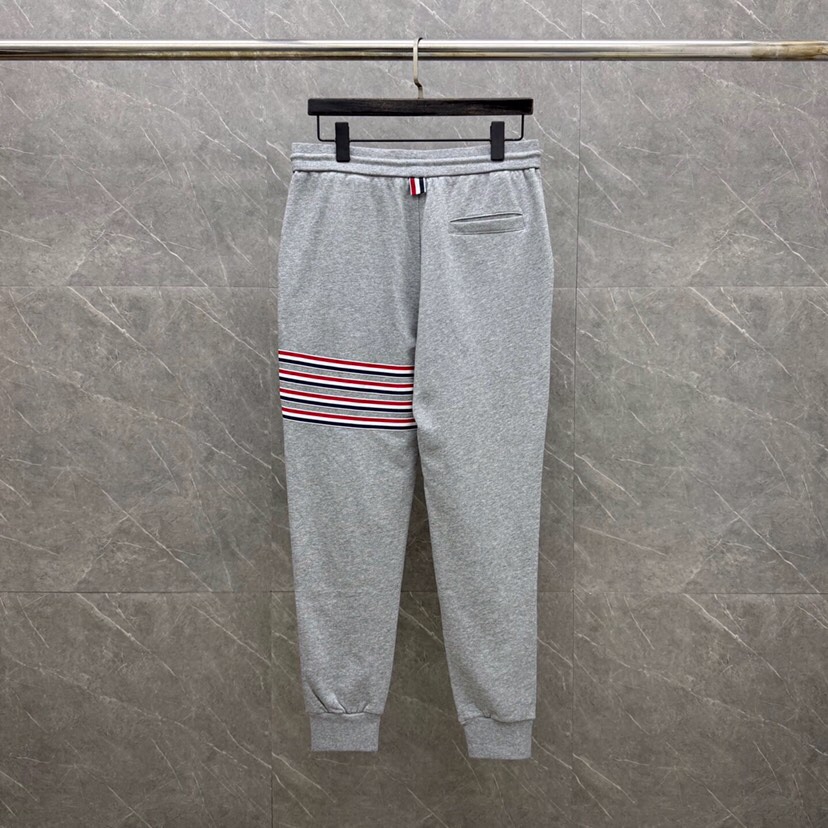 THOM BROWNE 汤姆布朗 TB 新季红白蓝四杠系列男女同款情侣款圆领套装\n码数：1-5 颜色：