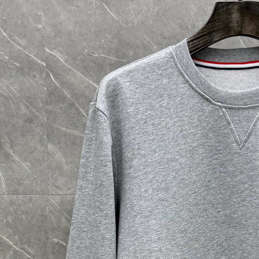 THOM BROWNE 汤姆布朗 TB 新季红白蓝四杠系列男女同款情侣款圆领套装\n码数：1-5 颜色：