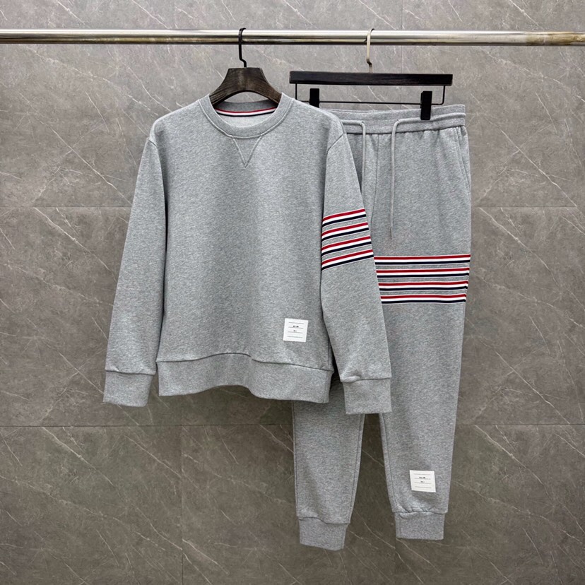 THOM BROWNE 汤姆布朗 TB 新季红白蓝四杠系列男女同款情侣款圆领套装\n码数：1-5 颜色：