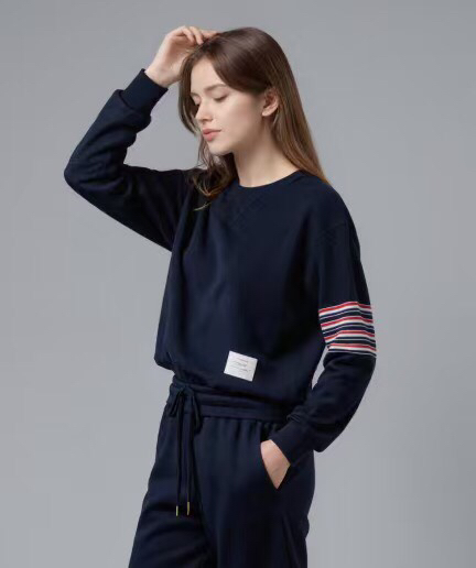 THOM BROWNE 汤姆布朗 TB 新季红白蓝四杠系列男女同款情侣款圆领套装\n码数：1-5 颜色：