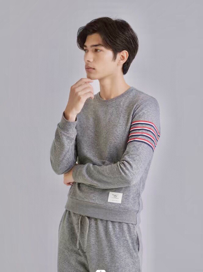 THOM BROWNE 汤姆布朗 TB 新季红白蓝四杠系列男女同款情侣款圆领套装\n码数：1-5 颜色：