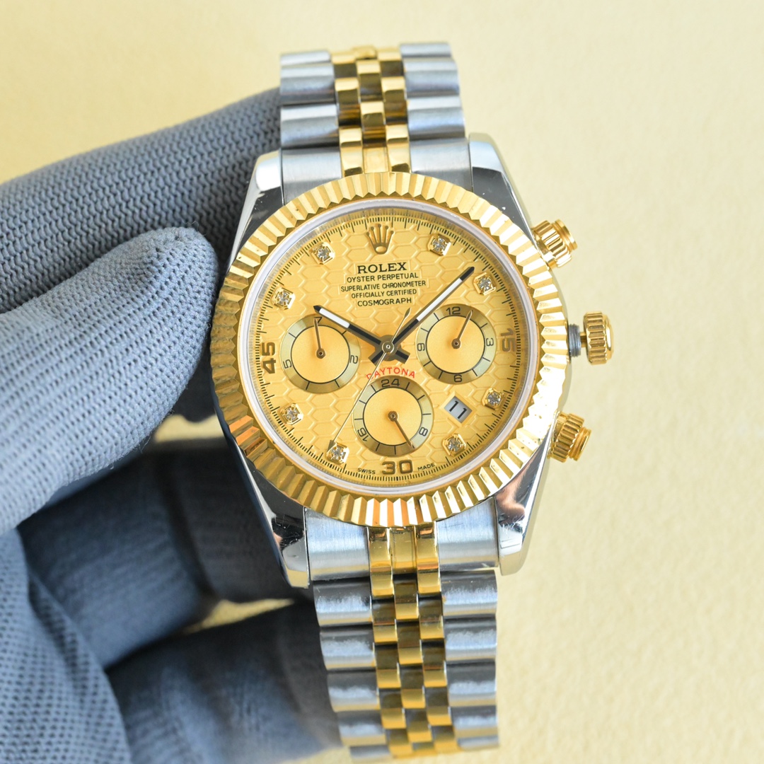 NO:340336,White and gold, strong recommendation of the new model of the year, Classic Diary Series - Multifunctional Watch, the highest version of the anti-watch, Rolex Complex series, six-pin men's watch [Love] hot model [Love] multifunctional watch. 1 equipped with the original imported weekly and month moon phase kinetic energy function movement mechanical watch!  2 The dial uses classic and exclusive high-end luxury ribs to highlight the luxurious temperament of this watch [grin] 3 The strap uses an imported 316 steel strap watch!  The 4-meter mirror uses a double-dol sapphire mirror!  5 Perspective bottom cover!  6 diameter 41 mm, thickness 10 mm!  The watch functions combine week/month/date/moon/sun and other functions, and the best men's business watch is truly standard!  It is a representative work of high-end watches!  The details of honorary reputation reveal the nobleness of men, with great taste, and great craftsmanship. It is as grand as the original product!  Integrity, rolex19860909白 金 年度新款强力推荐 经典日志系列-多功能腕表 防表届最高版本劳力士 复杂系列六针男表[爱心]爆款[爱心] 多功能腕表. 1搭载原装进口星期月份月相动能功能机芯机械表！ 2表盘上采用经典独家高级奢华棱纹 突显出这款腕表的华贵气质[呲牙] 3表带采用进口316钢带腕表！ 4表镜采用双卜蓝宝石镜面！ 5透视底盖！ 6直径41毫米,厚度10毫米！ 腕表功能汇集星期/月份/日期/月亮/太阳等功能于一身,最佳男士商务腕表真正的标配！为高端腕表的代表之作！ 荣誉出品 尊贵彰显之美誉细节之处透露男士高贵,品位十分,匠心巨制 大气媲美原装货！表里如一 独具匠心,,rolex,Watch