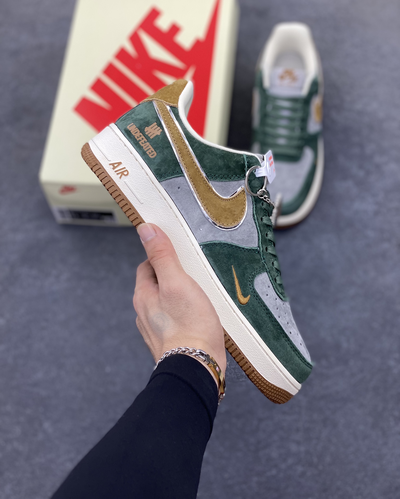 NIke Air Force 1 \'07 Low “UN联名--青苔绿”空军一号 低帮 运动鞋 休闲鞋 折边针车 工艺难度大 原楦头原纸板 原装鞋盒 定制五金配件 内置全掌气垫 原厂鞋底 货号：KK1988-022 尺码：36 36.5 37.5 38 38.5 39 40 40.5 41 42 42.5 43 44 44.5 45-选品中心