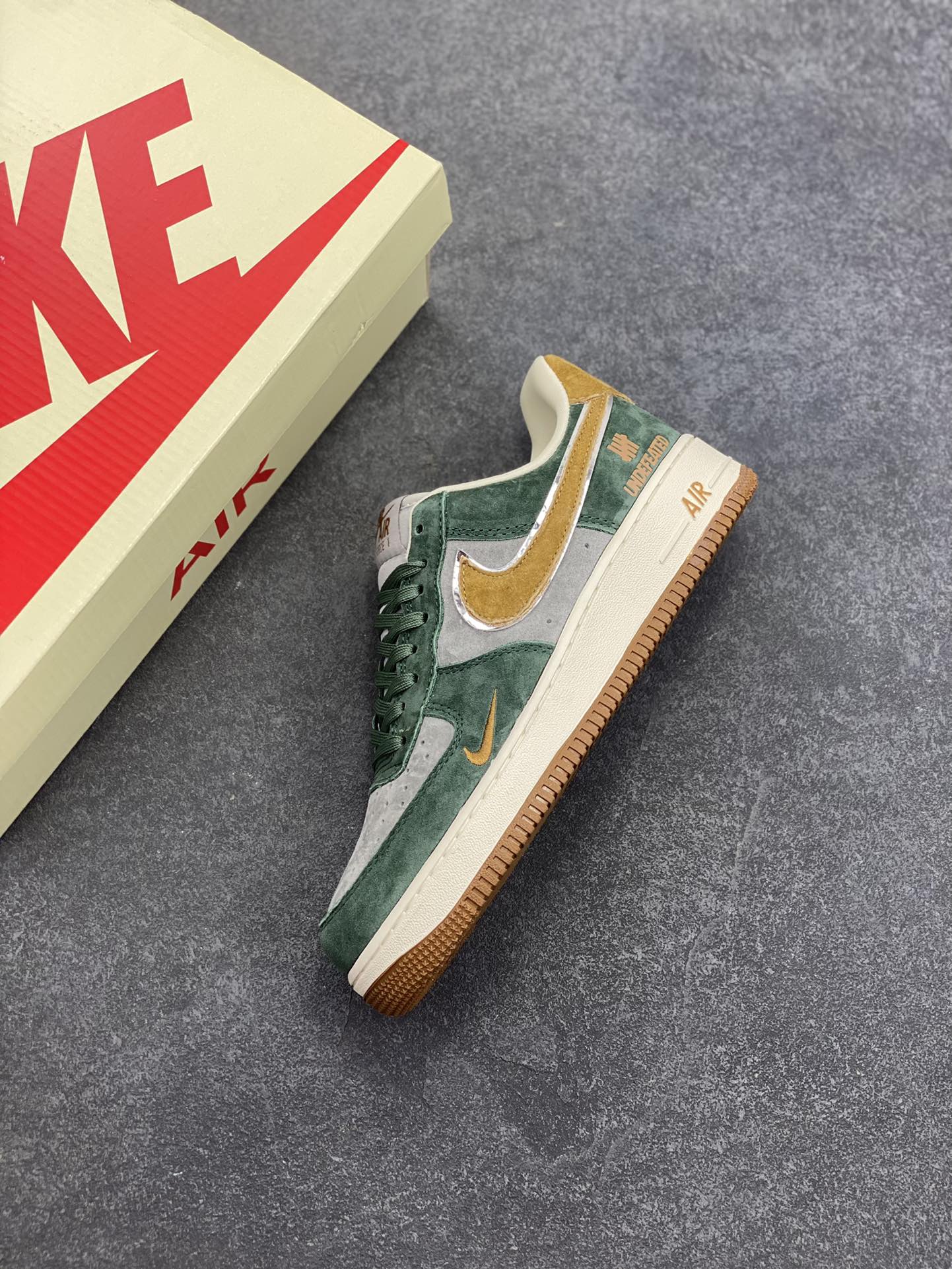 图片[7]-NIke Air Force 1 \’07 Low “UN联名–青苔绿”空军一号 低帮 运动鞋 休闲鞋 折边针车 工艺难度大 原楦头原纸板 原装鞋盒 定制五金配件 内置全掌气垫 原厂鞋底 货号：KK1988-022 尺码：36 36.5 37.5 38 38.5 39 40 40.5 41 42 42.5 43 44 44.5 45-选品中心