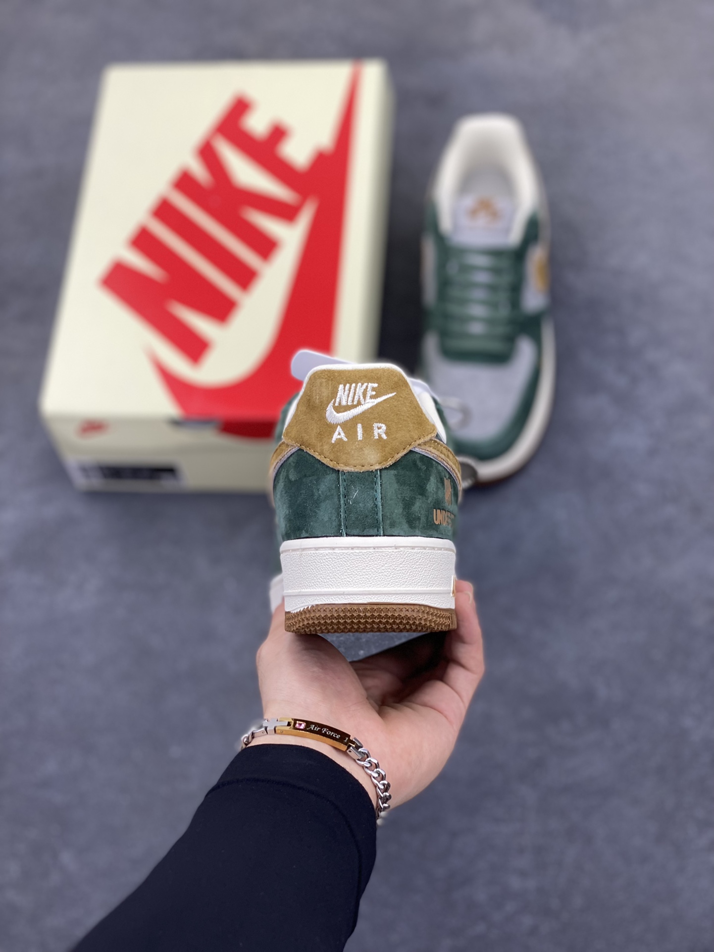 图片[4]-NIke Air Force 1 \’07 Low “UN联名–青苔绿”空军一号 低帮 运动鞋 休闲鞋 折边针车 工艺难度大 原楦头原纸板 原装鞋盒 定制五金配件 内置全掌气垫 原厂鞋底 货号：KK1988-022 尺码：36 36.5 37.5 38 38.5 39 40 40.5 41 42 42.5 43 44 44.5 45-选品中心
