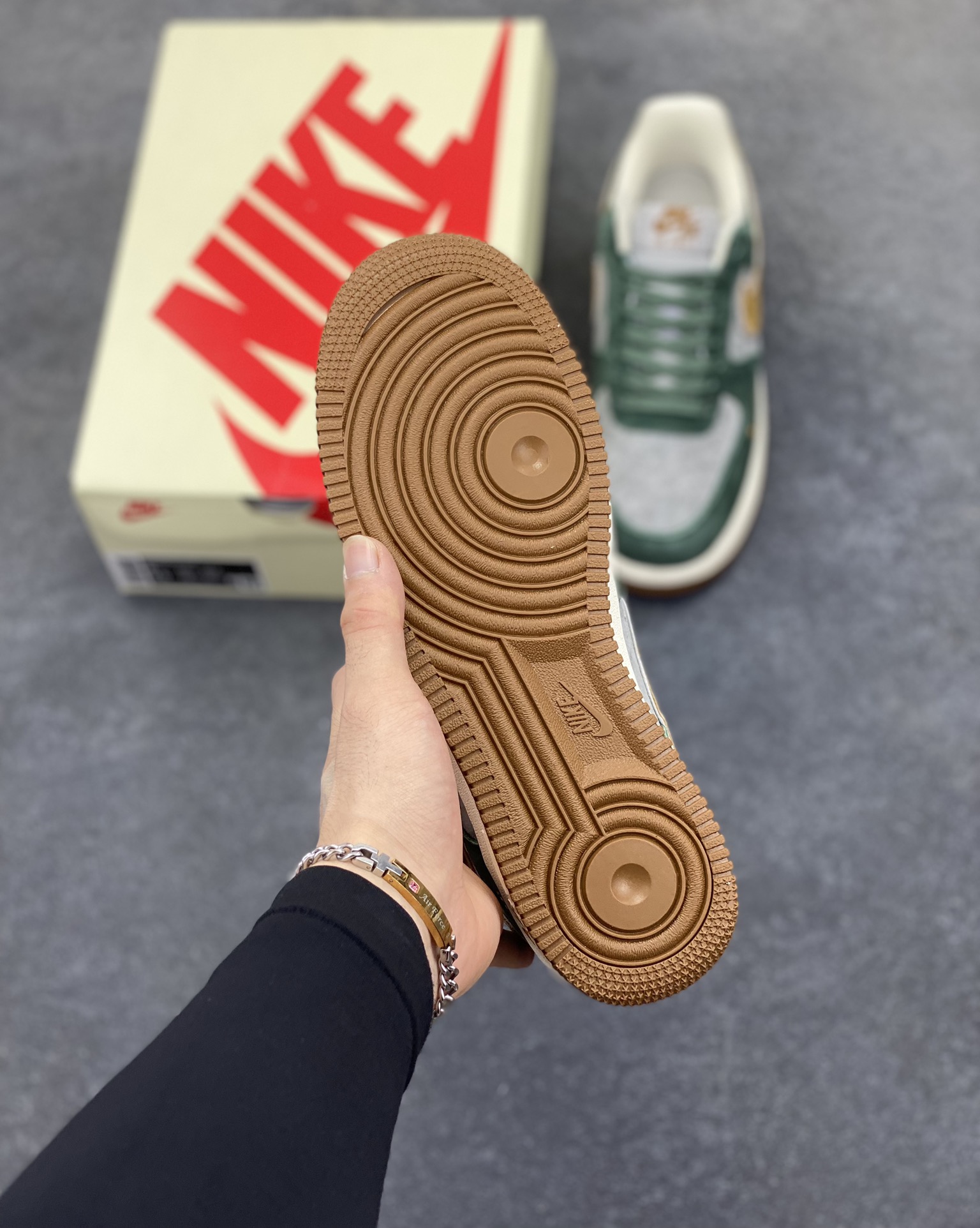 图片[5]-NIke Air Force 1 \’07 Low “UN联名–青苔绿”空军一号 低帮 运动鞋 休闲鞋 折边针车 工艺难度大 原楦头原纸板 原装鞋盒 定制五金配件 内置全掌气垫 原厂鞋底 货号：KK1988-022 尺码：36 36.5 37.5 38 38.5 39 40 40.5 41 42 42.5 43 44 44.5 45-选品中心