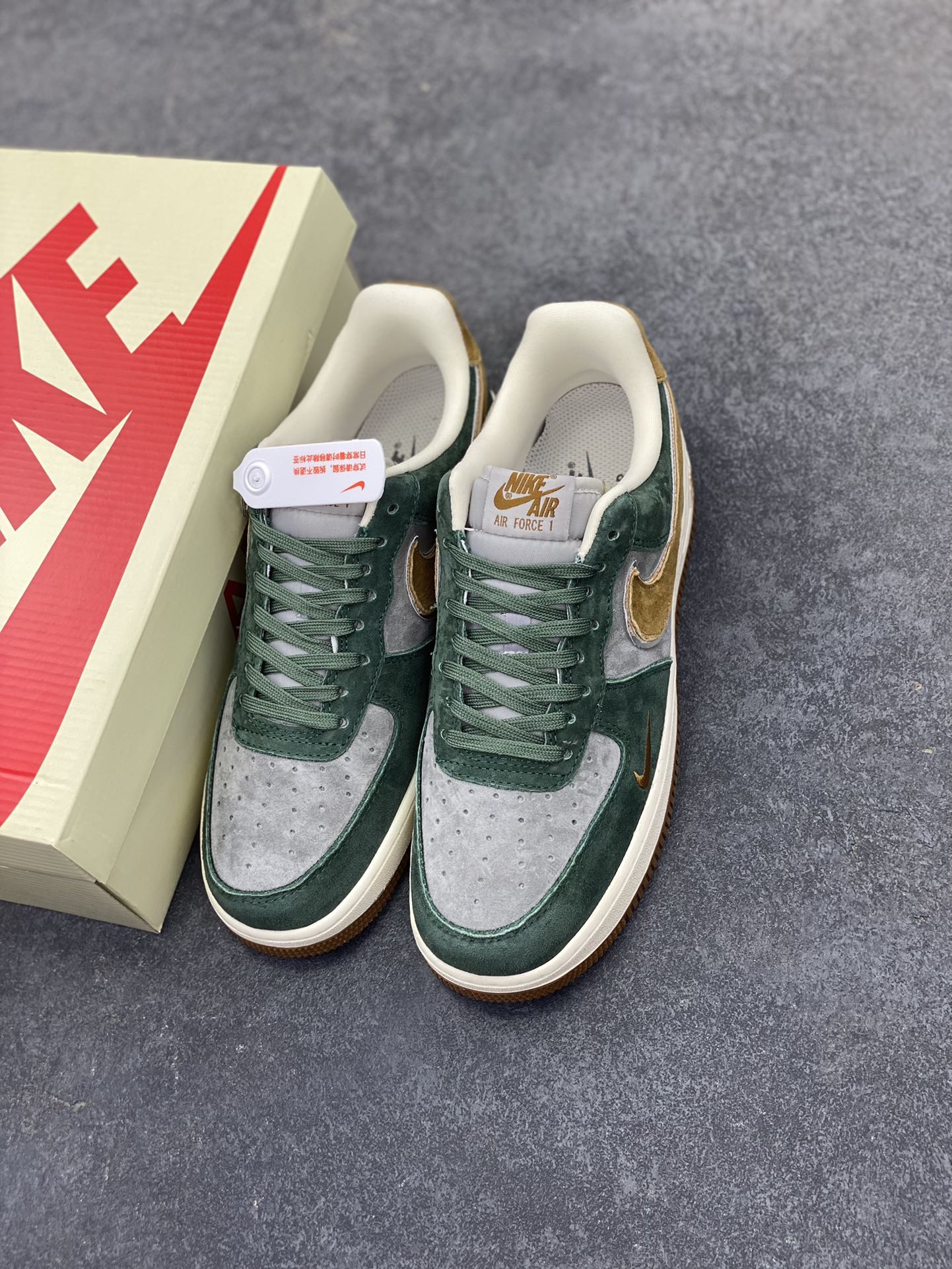 图片[8]-NIke Air Force 1 \’07 Low “UN联名–青苔绿”空军一号 低帮 运动鞋 休闲鞋 折边针车 工艺难度大 原楦头原纸板 原装鞋盒 定制五金配件 内置全掌气垫 原厂鞋底 货号：KK1988-022 尺码：36 36.5 37.5 38 38.5 39 40 40.5 41 42 42.5 43 44 44.5 45-选品中心