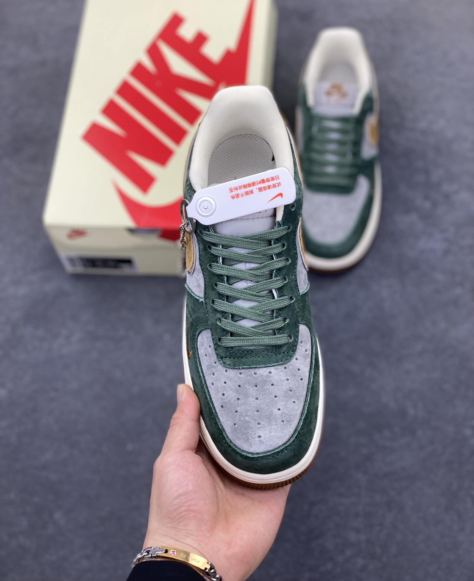 图片[2]-NIke Air Force 1 \’07 Low “UN联名–青苔绿”空军一号 低帮 运动鞋 休闲鞋 折边针车 工艺难度大 原楦头原纸板 原装鞋盒 定制五金配件 内置全掌气垫 原厂鞋底 货号：KK1988-022 尺码：36 36.5 37.5 38 38.5 39 40 40.5 41 42 42.5 43 44 44.5 45-选品中心