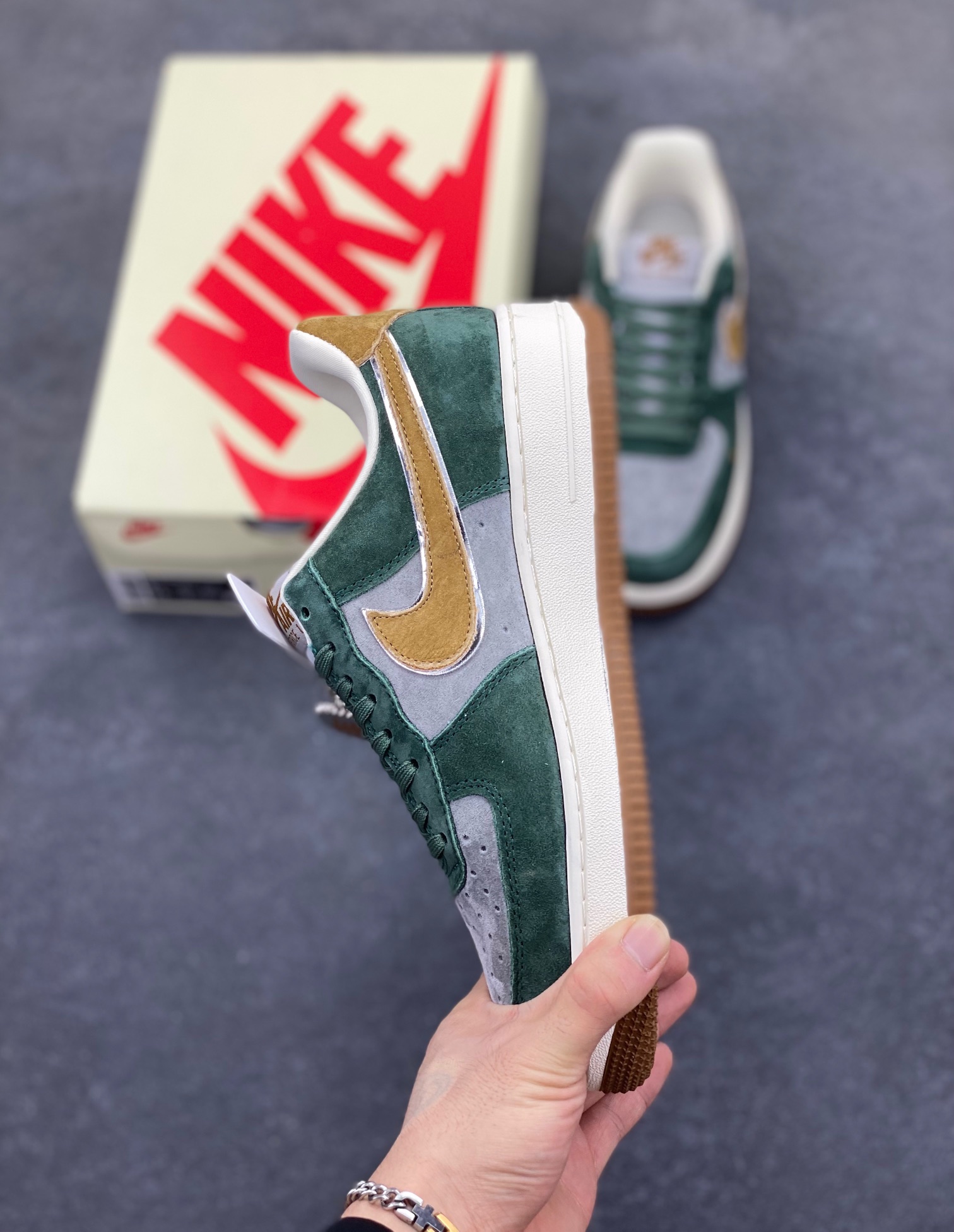 图片[3]-NIke Air Force 1 \’07 Low “UN联名–青苔绿”空军一号 低帮 运动鞋 休闲鞋 折边针车 工艺难度大 原楦头原纸板 原装鞋盒 定制五金配件 内置全掌气垫 原厂鞋底 货号：KK1988-022 尺码：36 36.5 37.5 38 38.5 39 40 40.5 41 42 42.5 43 44 44.5 45-选品中心