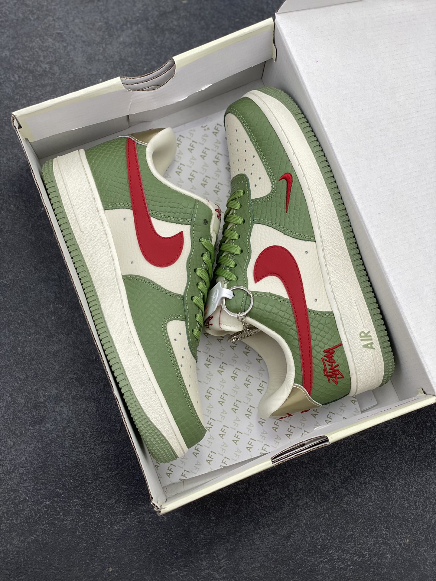 图片[9]-NIke Air Force 1 \’07 Low “斯图西联名–青蛇”空军一号 低帮 运动鞋 休闲鞋 折边针车 工艺难度大 原楦头原纸板 原装鞋盒 定制五金配件 内置全掌气垫 原厂鞋底 货号：KK1988-028 尺码：36 36.5 37.5 38 38.5 39 40 40.5 41 42 42.5 43 44 44.5 45-选品中心