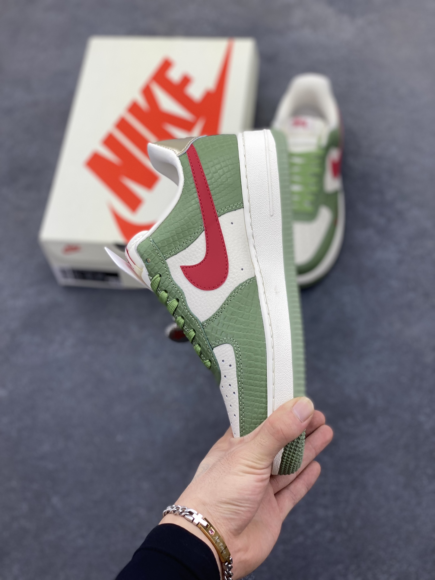 图片[3]-NIke Air Force 1 \’07 Low “斯图西联名–青蛇”空军一号 低帮 运动鞋 休闲鞋 折边针车 工艺难度大 原楦头原纸板 原装鞋盒 定制五金配件 内置全掌气垫 原厂鞋底 货号：KK1988-028 尺码：36 36.5 37.5 38 38.5 39 40 40.5 41 42 42.5 43 44 44.5 45-选品中心