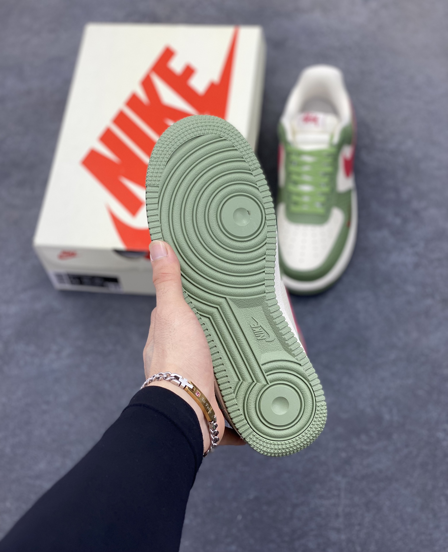 图片[5]-NIke Air Force 1 \’07 Low “斯图西联名–青蛇”空军一号 低帮 运动鞋 休闲鞋 折边针车 工艺难度大 原楦头原纸板 原装鞋盒 定制五金配件 内置全掌气垫 原厂鞋底 货号：KK1988-028 尺码：36 36.5 37.5 38 38.5 39 40 40.5 41 42 42.5 43 44 44.5 45-选品中心