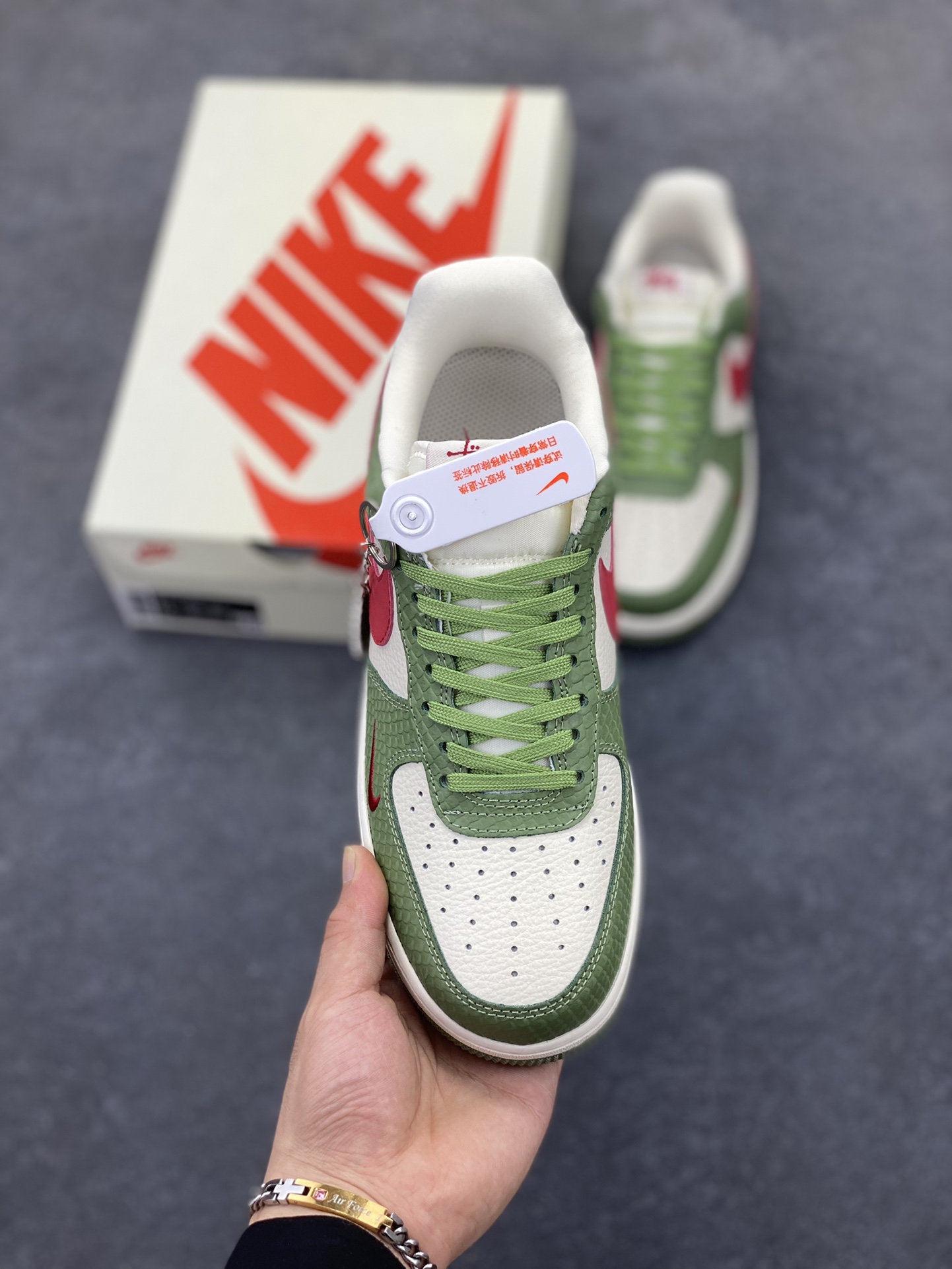 图片[2]-NIke Air Force 1 \’07 Low “斯图西联名–青蛇”空军一号 低帮 运动鞋 休闲鞋 折边针车 工艺难度大 原楦头原纸板 原装鞋盒 定制五金配件 内置全掌气垫 原厂鞋底 货号：KK1988-028 尺码：36 36.5 37.5 38 38.5 39 40 40.5 41 42 42.5 43 44 44.5 45-选品中心