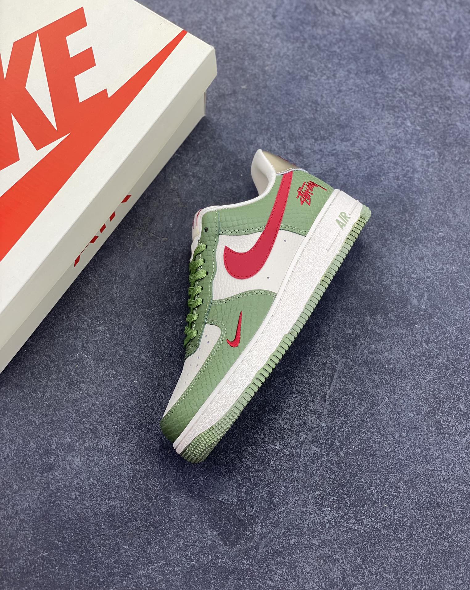 图片[7]-NIke Air Force 1 \’07 Low “斯图西联名–青蛇”空军一号 低帮 运动鞋 休闲鞋 折边针车 工艺难度大 原楦头原纸板 原装鞋盒 定制五金配件 内置全掌气垫 原厂鞋底 货号：KK1988-028 尺码：36 36.5 37.5 38 38.5 39 40 40.5 41 42 42.5 43 44 44.5 45-选品中心