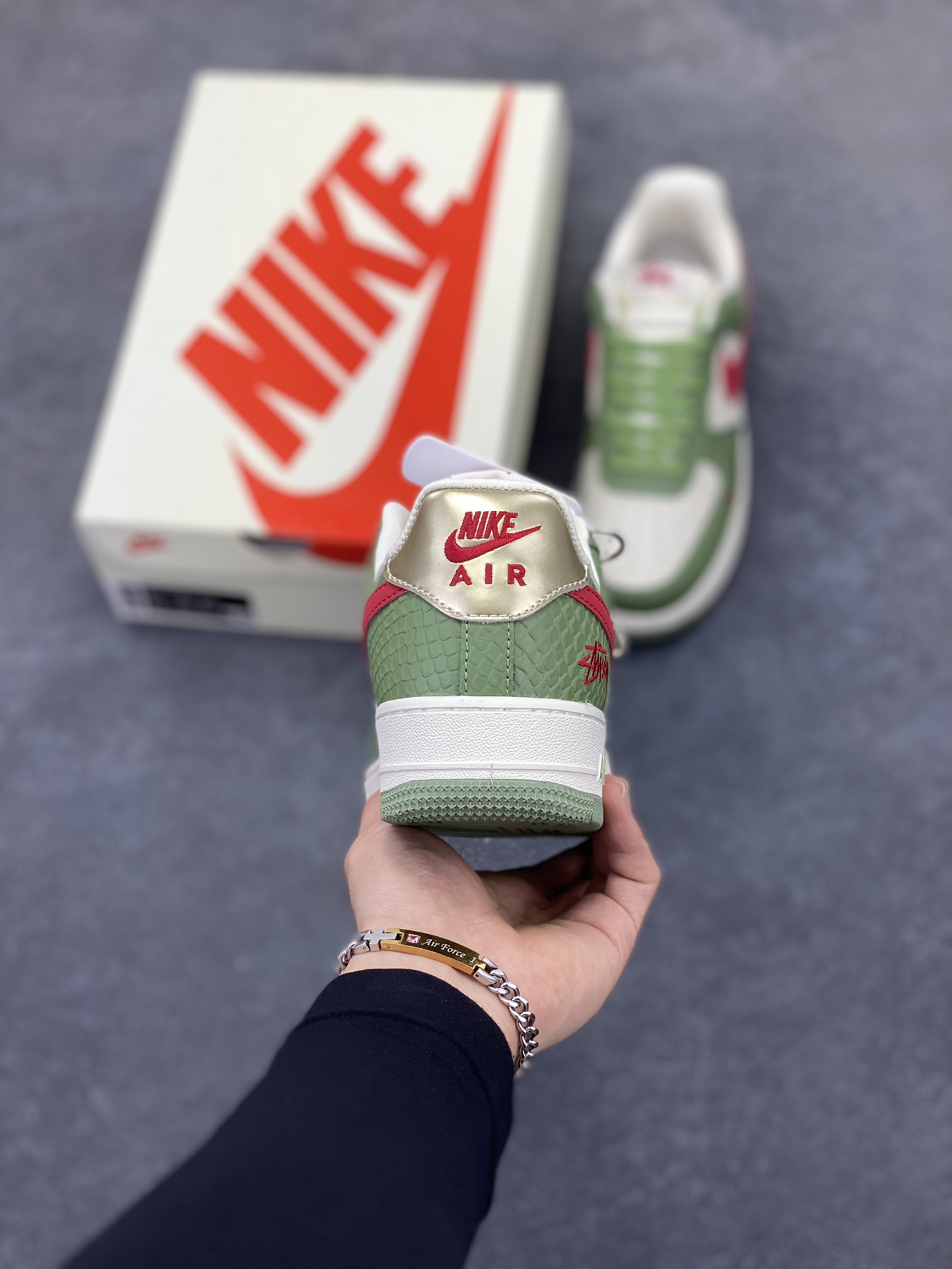 图片[4]-NIke Air Force 1 \’07 Low “斯图西联名–青蛇”空军一号 低帮 运动鞋 休闲鞋 折边针车 工艺难度大 原楦头原纸板 原装鞋盒 定制五金配件 内置全掌气垫 原厂鞋底 货号：KK1988-028 尺码：36 36.5 37.5 38 38.5 39 40 40.5 41 42 42.5 43 44 44.5 45-选品中心