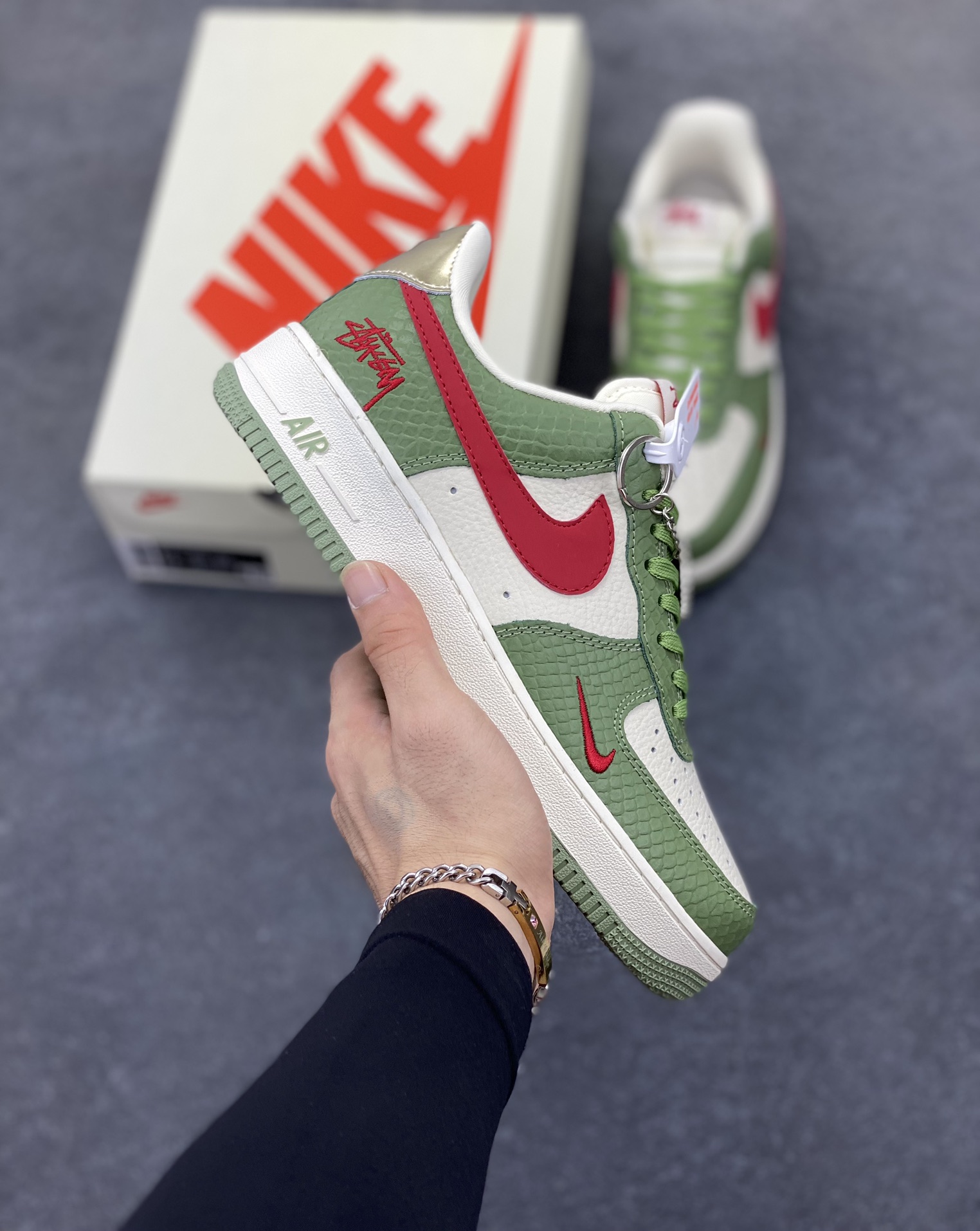 NIke Air Force 1 \'07 Low “斯图西联名--青蛇”空军一号 低帮 运动鞋 休闲鞋 折边针车 工艺难度大 原楦头原纸板 原装鞋盒 定制五金配件 内置全掌气垫 原厂鞋底 货号：KK1988-028 尺码：36 36.5 37.5 38 38.5 39 40 40.5 41 42 42.5 43 44 44.5 45-选品中心