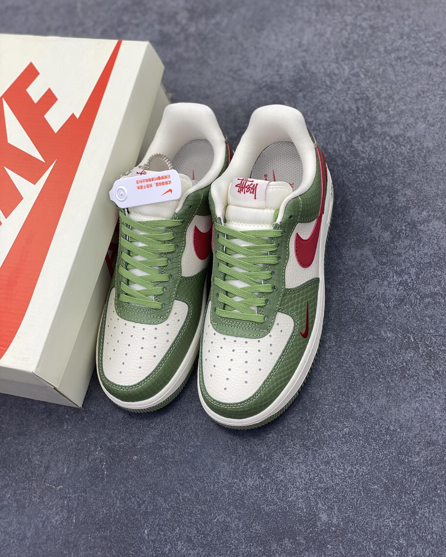 图片[8]-NIke Air Force 1 \’07 Low “斯图西联名–青蛇”空军一号 低帮 运动鞋 休闲鞋 折边针车 工艺难度大 原楦头原纸板 原装鞋盒 定制五金配件 内置全掌气垫 原厂鞋底 货号：KK1988-028 尺码：36 36.5 37.5 38 38.5 39 40 40.5 41 42 42.5 43 44 44.5 45-选品中心