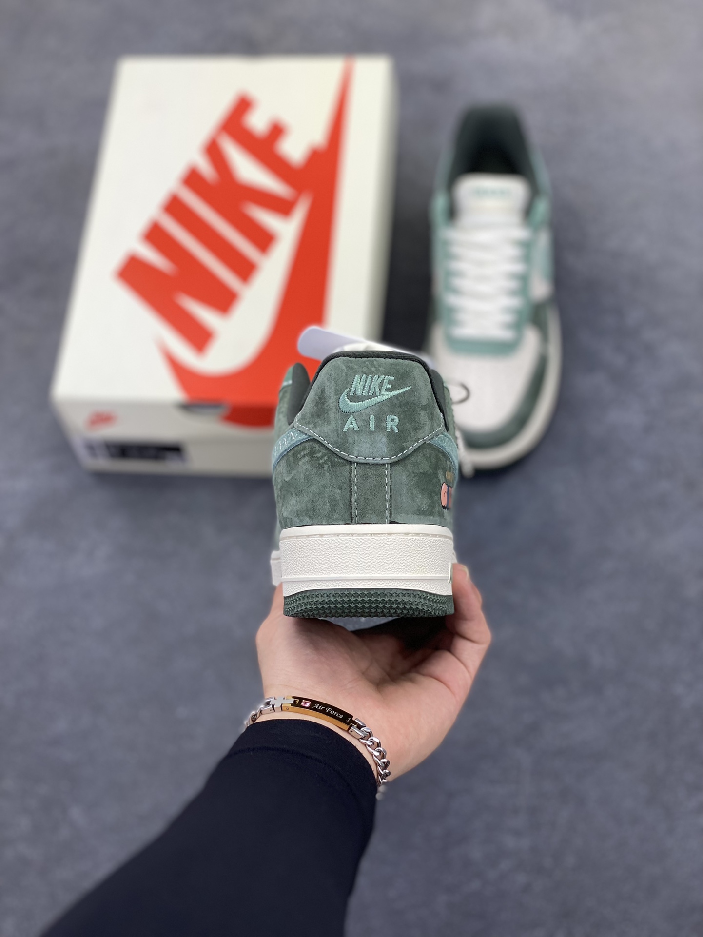 图片[4]-NIke Air Force 1 \’07 Low “古驰联名–玉石绿飞线”空军一号 低帮 运动鞋 休闲鞋 折边针车 工艺难度大 原楦头原纸板 原装鞋盒 定制五金配件 内置全掌气垫 原厂鞋底 货号：KK1988-026 尺码：36 36.5 37.5 38 38.5 39 40 40.5 41 42 42.5 43 44 44.5 45-选品中心