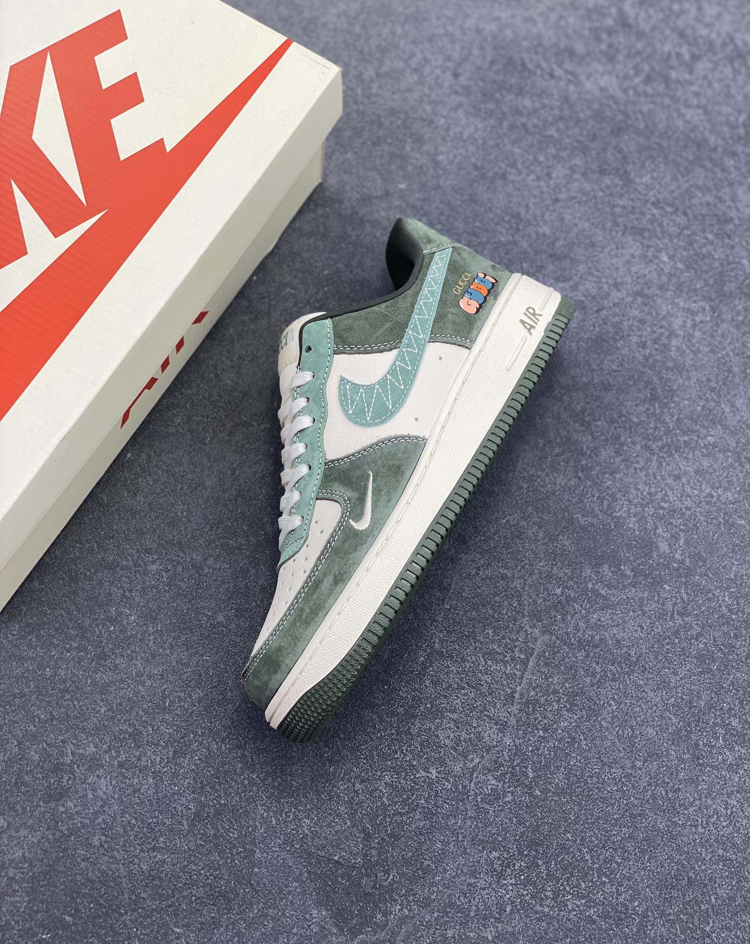 图片[7]-NIke Air Force 1 \’07 Low “古驰联名–玉石绿飞线”空军一号 低帮 运动鞋 休闲鞋 折边针车 工艺难度大 原楦头原纸板 原装鞋盒 定制五金配件 内置全掌气垫 原厂鞋底 货号：KK1988-026 尺码：36 36.5 37.5 38 38.5 39 40 40.5 41 42 42.5 43 44 44.5 45-选品中心