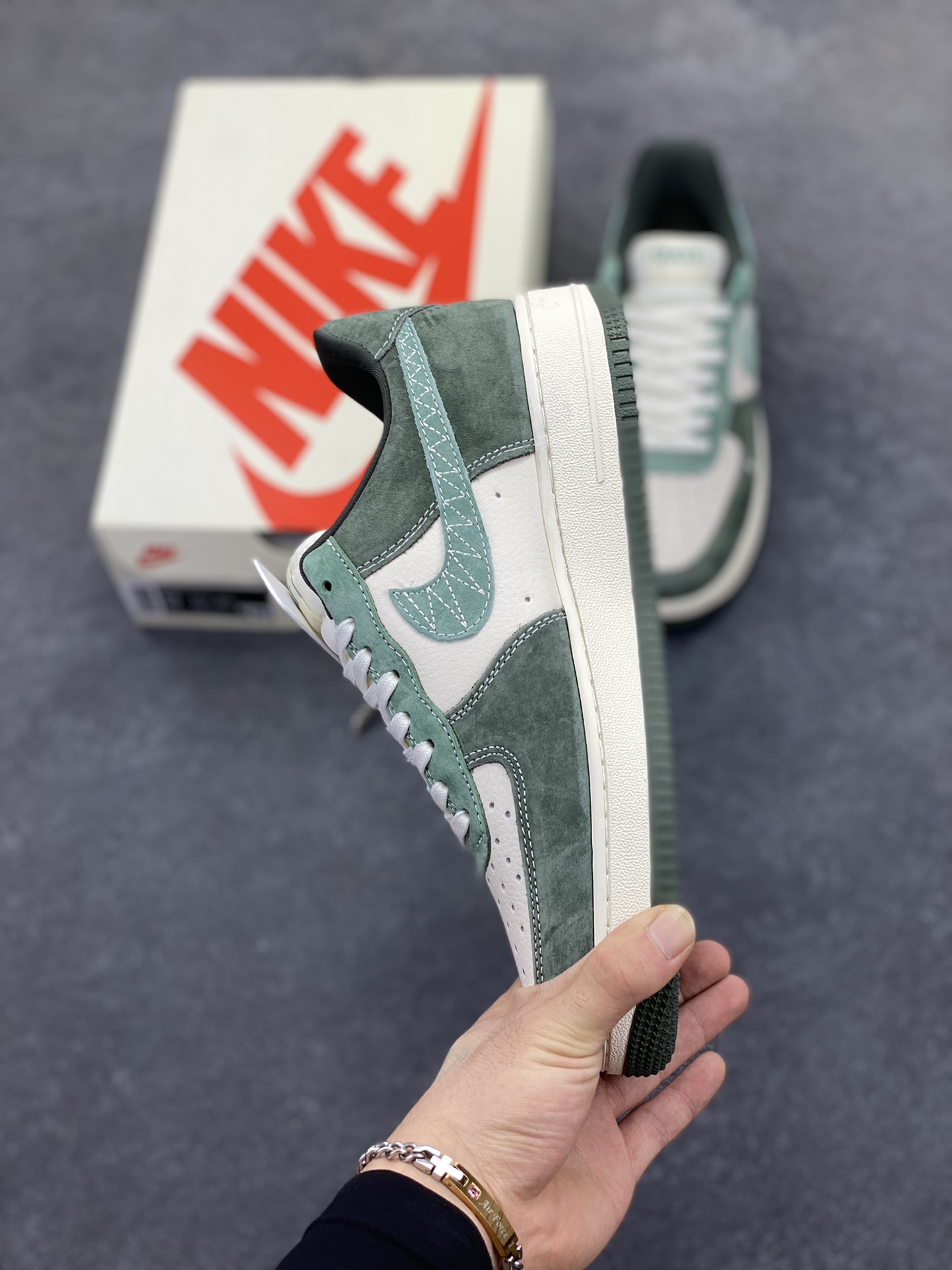 图片[3]-NIke Air Force 1 \’07 Low “古驰联名–玉石绿飞线”空军一号 低帮 运动鞋 休闲鞋 折边针车 工艺难度大 原楦头原纸板 原装鞋盒 定制五金配件 内置全掌气垫 原厂鞋底 货号：KK1988-026 尺码：36 36.5 37.5 38 38.5 39 40 40.5 41 42 42.5 43 44 44.5 45-选品中心