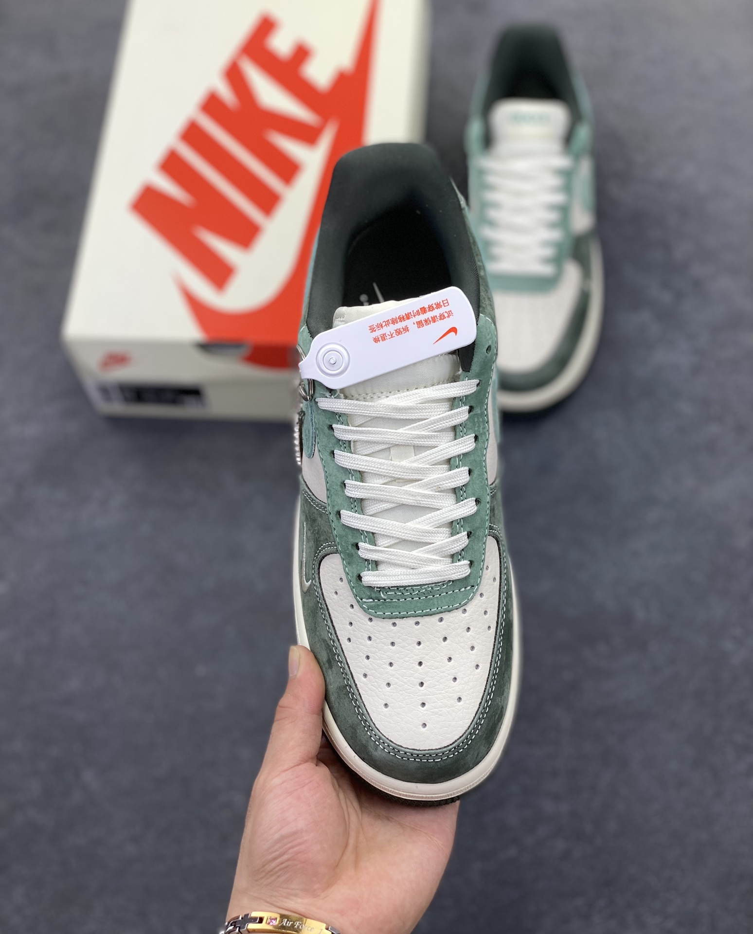 图片[2]-NIke Air Force 1 \’07 Low “古驰联名–玉石绿飞线”空军一号 低帮 运动鞋 休闲鞋 折边针车 工艺难度大 原楦头原纸板 原装鞋盒 定制五金配件 内置全掌气垫 原厂鞋底 货号：KK1988-026 尺码：36 36.5 37.5 38 38.5 39 40 40.5 41 42 42.5 43 44 44.5 45-选品中心