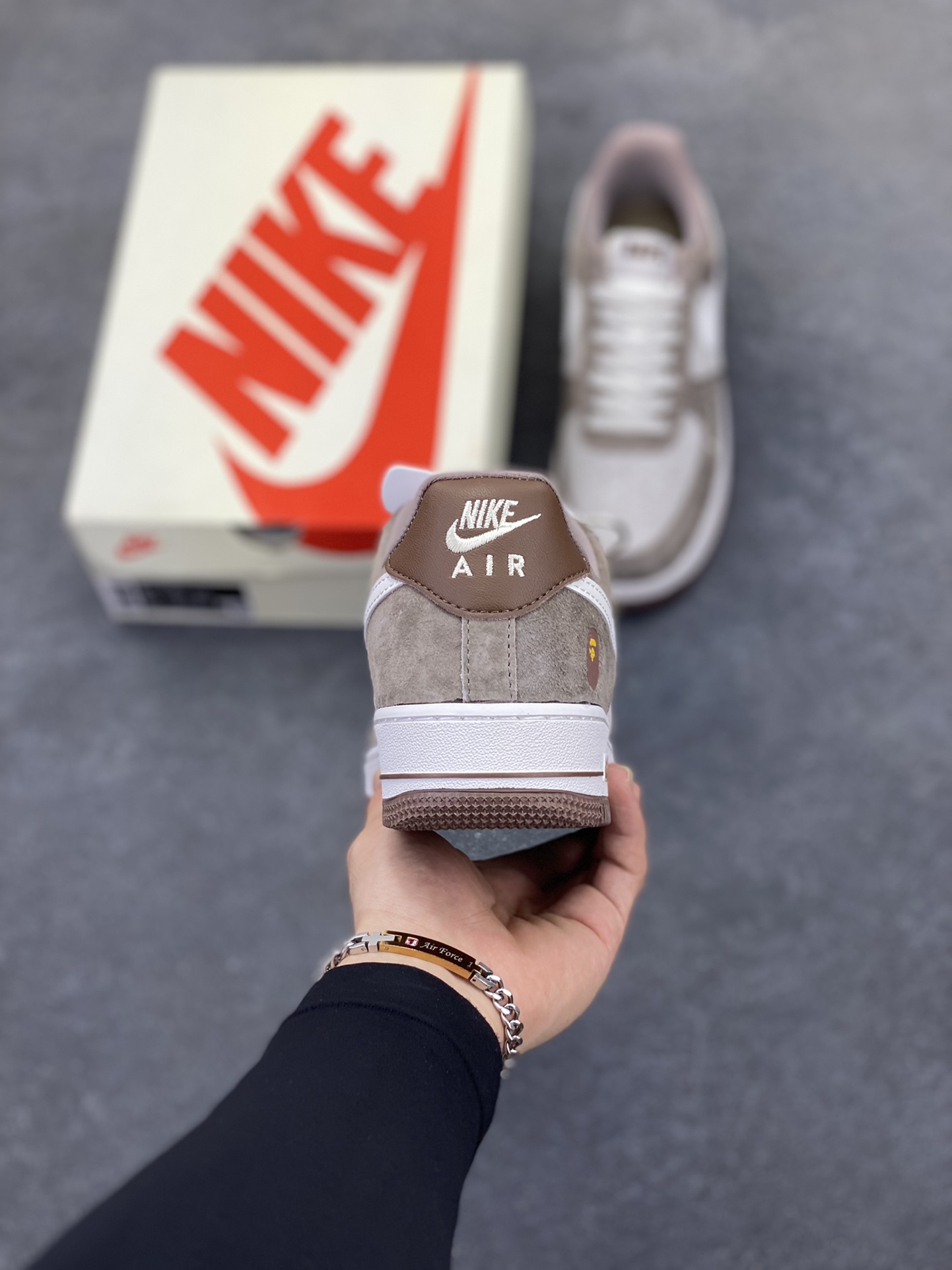 图片[4]-NIke Air Force 1 \’07 Low “Bape联名——棕白勾”空军一号 低帮 运动鞋 休闲鞋 折边针车 工艺难度大 原楦头原纸板 原装鞋盒 定制五金配件 内置全掌气垫 原厂鞋底 货号：KK1988-035 尺码：36 36.5 37.5 38 38.5 39 40 40.5 41 42 42.5 43 44 44.5 45-选品中心