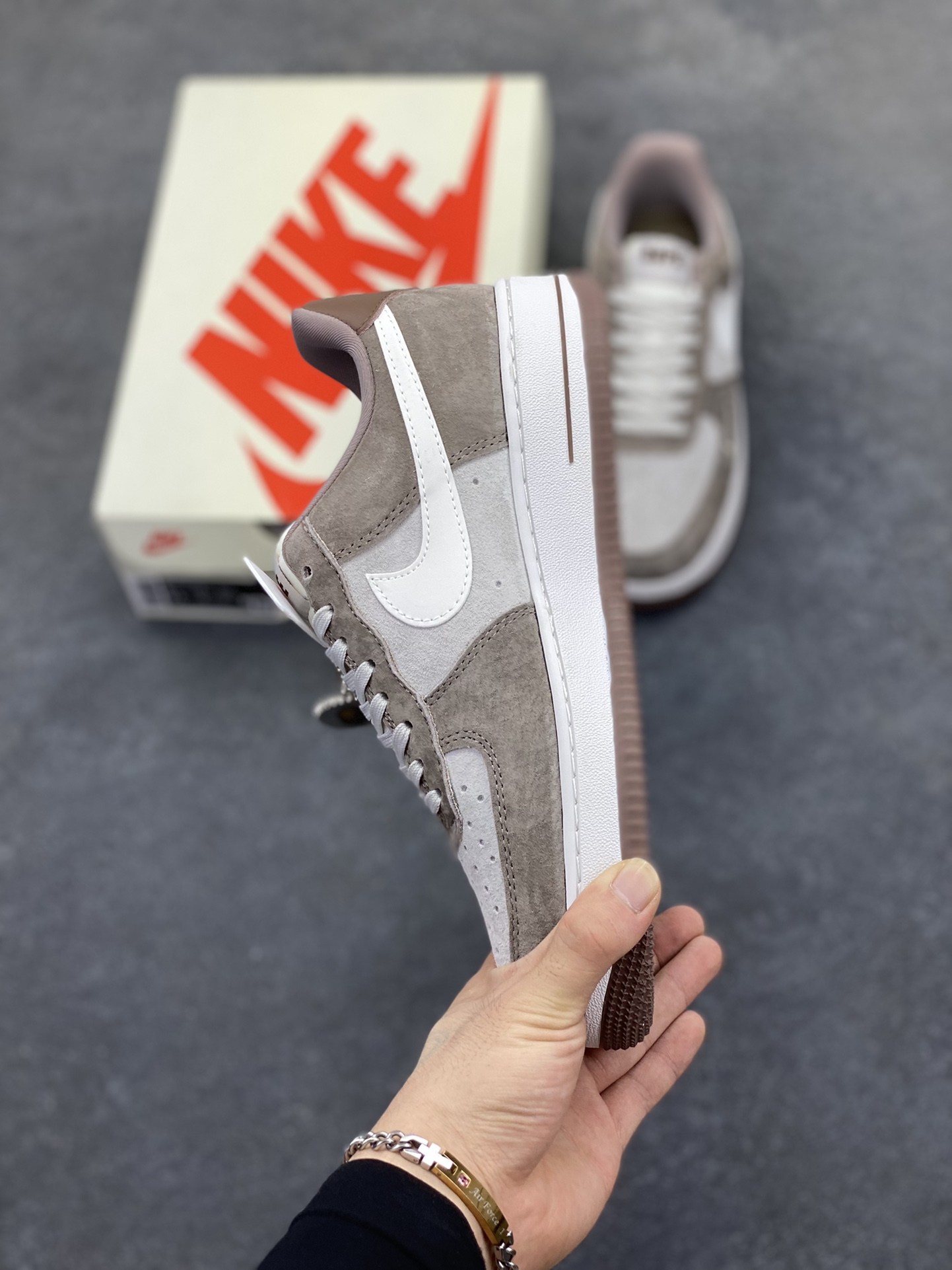 图片[3]-NIke Air Force 1 \’07 Low “Bape联名——棕白勾”空军一号 低帮 运动鞋 休闲鞋 折边针车 工艺难度大 原楦头原纸板 原装鞋盒 定制五金配件 内置全掌气垫 原厂鞋底 货号：KK1988-035 尺码：36 36.5 37.5 38 38.5 39 40 40.5 41 42 42.5 43 44 44.5 45-选品中心