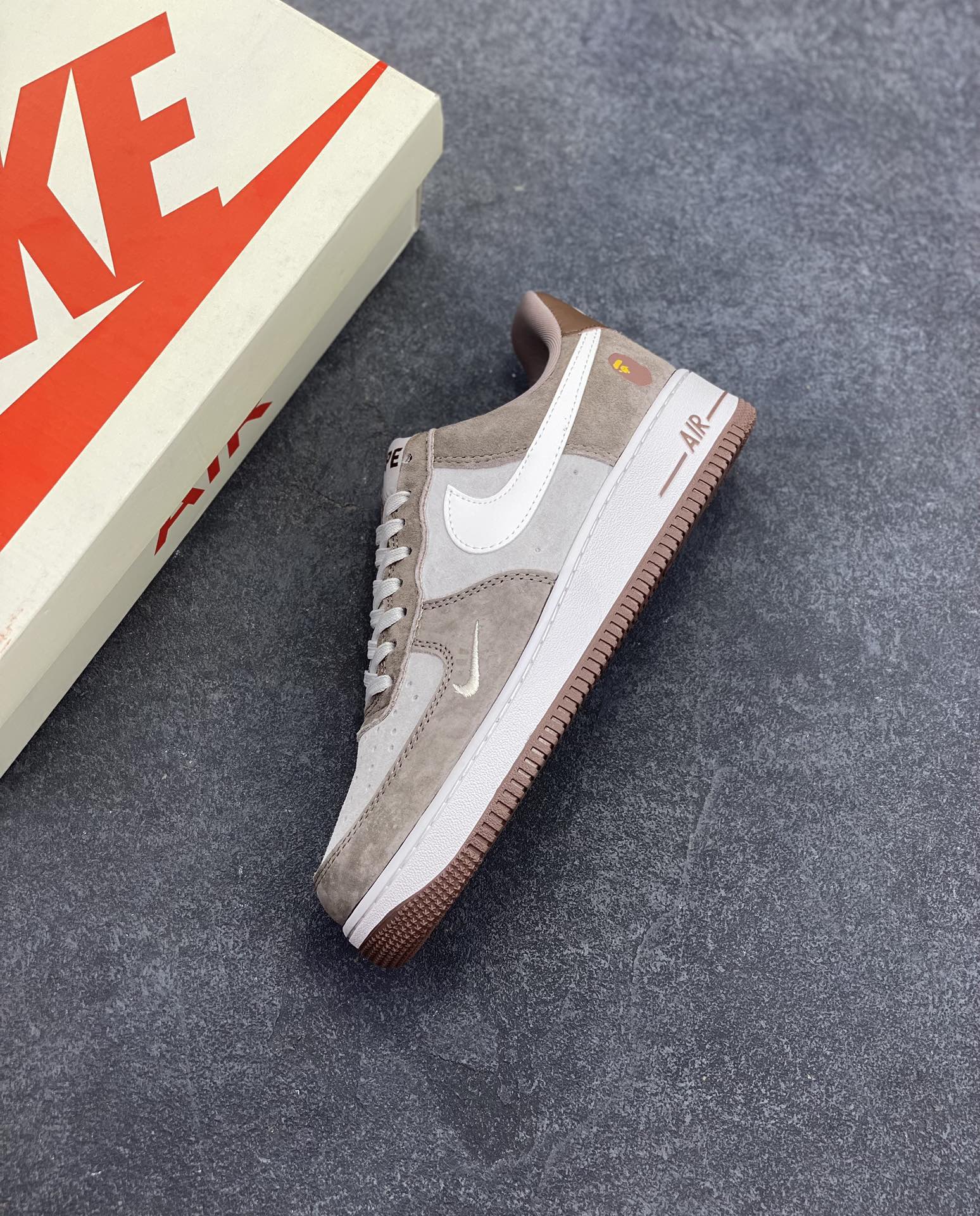 图片[7]-NIke Air Force 1 \’07 Low “Bape联名——棕白勾”空军一号 低帮 运动鞋 休闲鞋 折边针车 工艺难度大 原楦头原纸板 原装鞋盒 定制五金配件 内置全掌气垫 原厂鞋底 货号：KK1988-035 尺码：36 36.5 37.5 38 38.5 39 40 40.5 41 42 42.5 43 44 44.5 45-选品中心