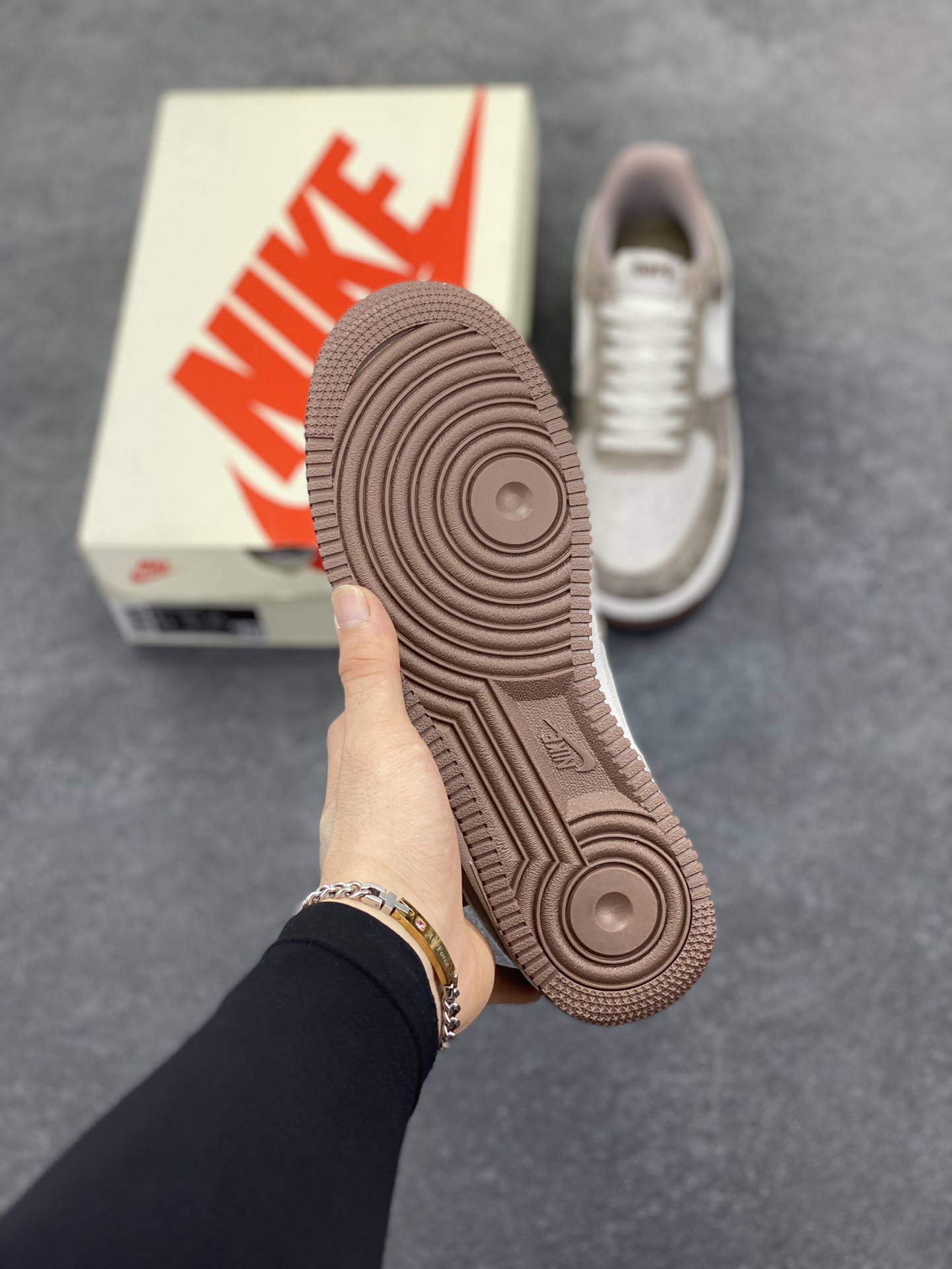 图片[5]-NIke Air Force 1 \’07 Low “Bape联名——棕白勾”空军一号 低帮 运动鞋 休闲鞋 折边针车 工艺难度大 原楦头原纸板 原装鞋盒 定制五金配件 内置全掌气垫 原厂鞋底 货号：KK1988-035 尺码：36 36.5 37.5 38 38.5 39 40 40.5 41 42 42.5 43 44 44.5 45-选品中心